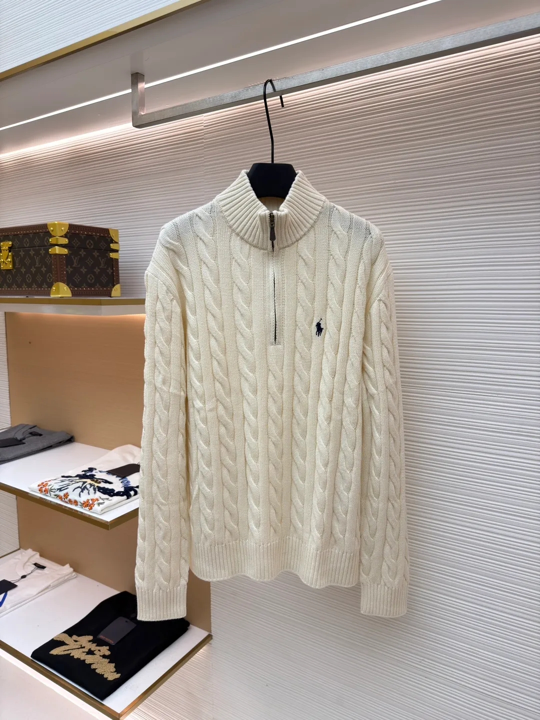 Ralph Lauren cable knitted zipper sweater ●Authentic product: Purchased and developed at 1790 ●Item number: 1680586-A85 ●Fabric: cashmere wool fabric ●Technology: knitted ●Version: fitted version ●Weight: about 635 grams ●Size: S-M-L-XL ●Description: Custom-woven cotton cable-knit thick-knit wool, fine texture, comfortable and skin-friendly, with pure snow-like off-white as the main color It demonstrates silent elegance. The classic cable-knitted structure design injects soul. The arrangement is precise and orderly. The exquisite pony logo is embellished with it. It brings an atmosphere of freedom and vitality and is highly recognizable. The zipper half-high collar design has just the right sense of gorgeousness. It interprets high-end style with unique details and adheres to the eternal elegance and taste. Adopt imported machine embroidery technology, use advanced computer control system and precision mechanical components to achieve the iconic pony embroidery operation with high precision, smooth and delicate lines, and three-dimensional cable weaving. Through clever shifting and interweaving of coils, adjacent coils are cross-displaced to form a twisting effect of cable. The lines are smooth and regular. It is time-consuming and labor-intensive, and the garment washing water is softened and deodorized. The clothes are deeply cleaned and deodorized through professional washing equipment and specific detergents to improve the feel and appearance of the clothes. The overall wiring is straight and delicate, the fabric is comfortable and soft, and the color is consistent without color difference. It can be matched with the same style to create a fashionable look and control various occasions. Customized accessories, complete with three standards, same style for men and women!